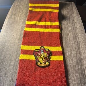 Harry Potter Kids Gryffindor Crest Striped Knit Scarf Color Scarlet/Gold